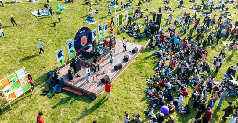 草地音樂節(jié)點燃城市新活力