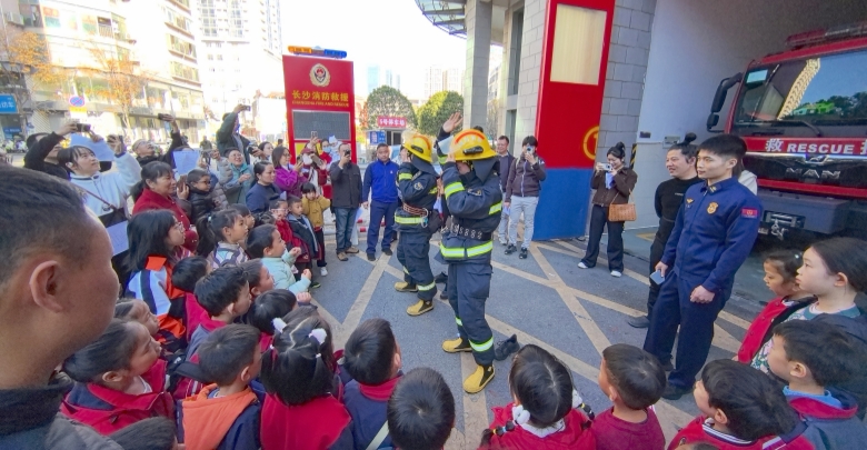 萌娃探訪消防站